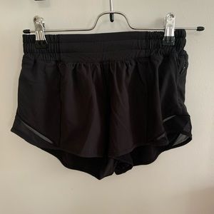lululemon hotty hot mid rise short 2.5” black